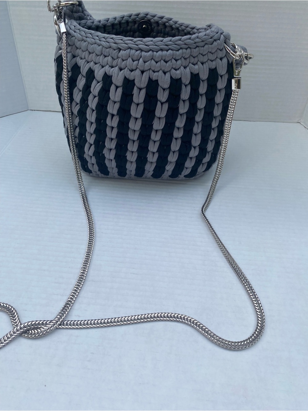 Handmade Woven Crossbody Bag - Black & Gray with Silver Chain🩶🖤 - Picture 9 of 12